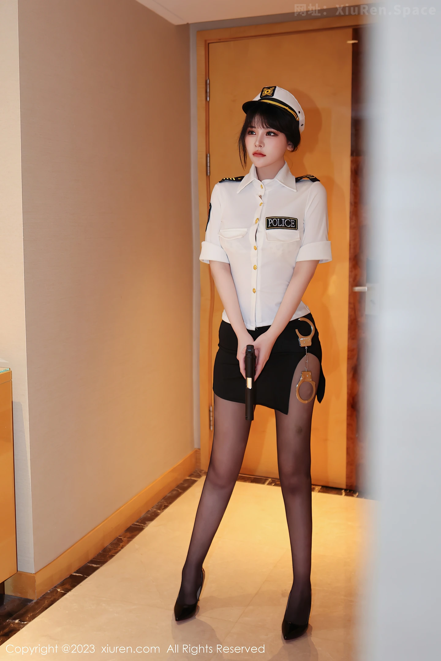 图片[5]-[XiuRen秀人网]2023.02.24 VOL.6318 张思允Nice 红色性感空姐制服与黑色蕾丝内衣加黑丝美腿私房写真集-秀人网官方网站